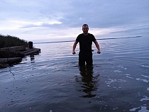 В Балтийске полицейские спасли выпавшего из лодки рыбака 