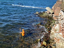 В Калининградской области мужчина вошёл в ледяное море ради немецкого форта