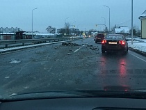 По Восточной эстакаде рассыпали острые осколки бетона