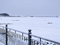 В Пионерском туристы проваливаются в замёрзшее море