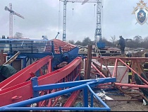 В Пионерском на стройке рухнувший кран ранил двух рабочих