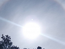 В Прибрежном наблюдали солнечное гало в небе