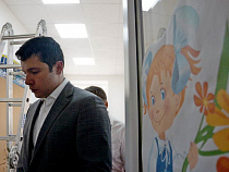 Алиханов обещал помочь детям Шпандина 