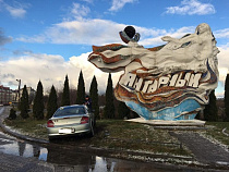 В Янтарном автомобиль вылетел прямо под «Русалку»