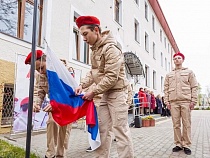 В школах Калининградской области начали поднимать флаг и исполнять гимн