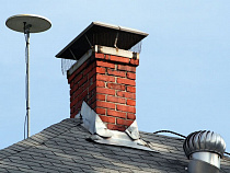 На припаркованную в Калининграде машину свалились части дымоходной трубы