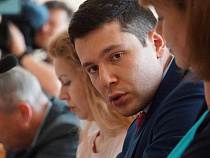 Губернатор: по пути в аэропорт постоянно горят одни и те же поля