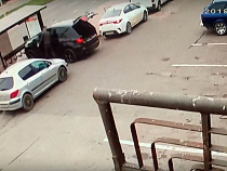 Калининградец пытался руками удержать БМВ от столкновения с остановкой (видео)