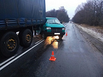 Под Гвардейском минивэн с пенсионером за рулем влетел в стоящий грузовик