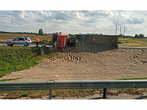 На трассе Калининград – Черняховск опрокинулся песковоз