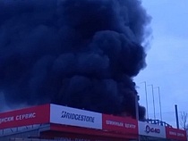 В Калининграде горит автосервис на Невского