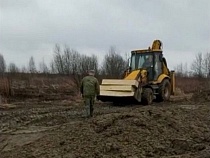  Под Калининградом покойников свозят к могилам на экскаваторе