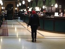 Администратор отеля, в которую клиент запустил подставкой для денег, требует от работодателя компенсацию 