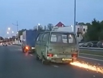 Водителя оштрафуют за буксировку автомобиля без колеса в Калининграде