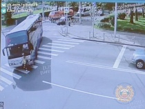 В Калининграде туристический автобус бросил спортсменку головой на асфальт