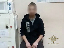 Разбойник угрожал застрелить кассира из рукава (видео)