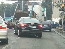 В Калининграде не смогли разъехаться легковушка и мусоровоз