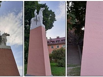 В Черняховске внезапно порозовел памятник погибшим кавалеристам