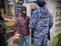 Девушку с сумкой Looney Tunes поймали на кражах в Metro в Калининграде