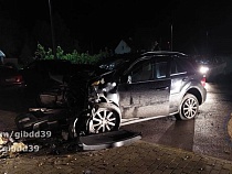 «Мерседес» врезался в железнодорожную станцию под Калининградом 