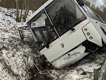 Около Отрадного вынесло с дороги пассажирский автобус  