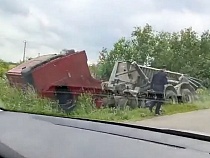 У мусорного полигона под Знаменском столкнулись два грузовика