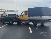 На Северном обходе «Тойота» врезалась в отбойник: есть пострадавшие 