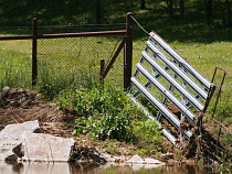 В Ладушкине фургон протаранил забор жилого дома