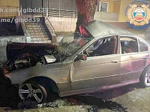 В Гусеве водитель убил БМВ об дерево в центре города