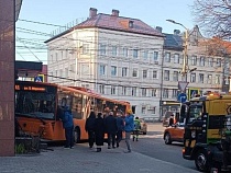 В Калининграде пассажирский автобус влетел в парикмахерскую