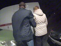 В Калининграде росгвардейцы бросились на помощь женщине с эпилепсией