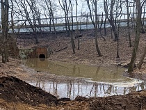 В Черняховске спускают воду из прудов