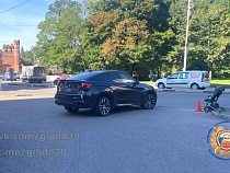 Элитный БМВ Х6 в Калининграде не постеснялся наехать на детскую коляску