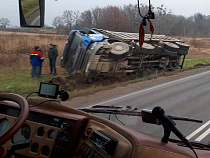 На выезде из Черняховска перевернулся самосвал (фото)