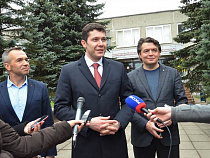 Алиханов поздравил братьев Долговых с 50-летием