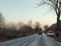 На мамоновской трассе две машины вылетели в кювет  