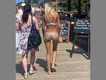 По Янтарному гуляла крашеная блондинка в нижнем белье (фото)