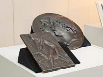 Правнучка знаменитого скульптора Станислава Кауэра подарила Калининградской художественной галерее два произведения мастера