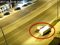 На улице 9 Апреля пикап протаранил фургон (видео)