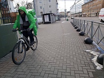 В Калининграде доставщик еды на велосипеде набросился на водителя