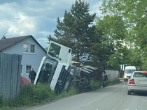 В Калининграде песковоз перевернулся во двор дома