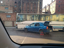ДТП в Калининграде: в вылетевший на встречку автобус врезался «Рено»