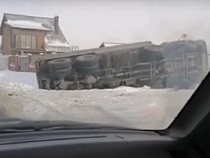 На дороге на пути к кладбищу перевернулся грузовик