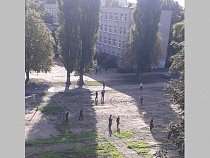 В Калининграде проводят занятия физкультурой на голой земле