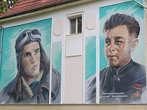 На фасаде здания в Светлогорске появились портреты героев Великой Отечественной войны