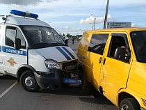 Машина полиции чуть не завалила жёлтый микроавтобус под Калининградом