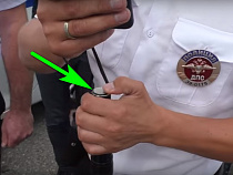 Самарские блогеры обнаружили 1 рубль, приклеенный к жезлу калининградского инспектора ГАИ (видео)