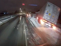 «Фура ушла»: в Ушаково водитель не прошёл испытание снегом
