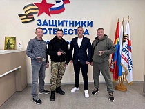 В Калининграде троим добровольцам СВО вручили удостоверения ветеранов