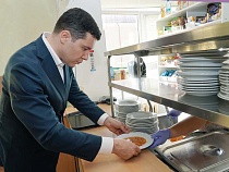 Алиханов на себе проверил, чем кормят школьников в Калининграде